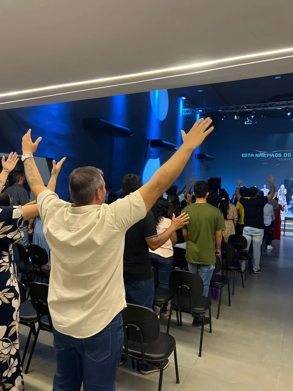 Congregação em adoração durante a celebração de Páscoa