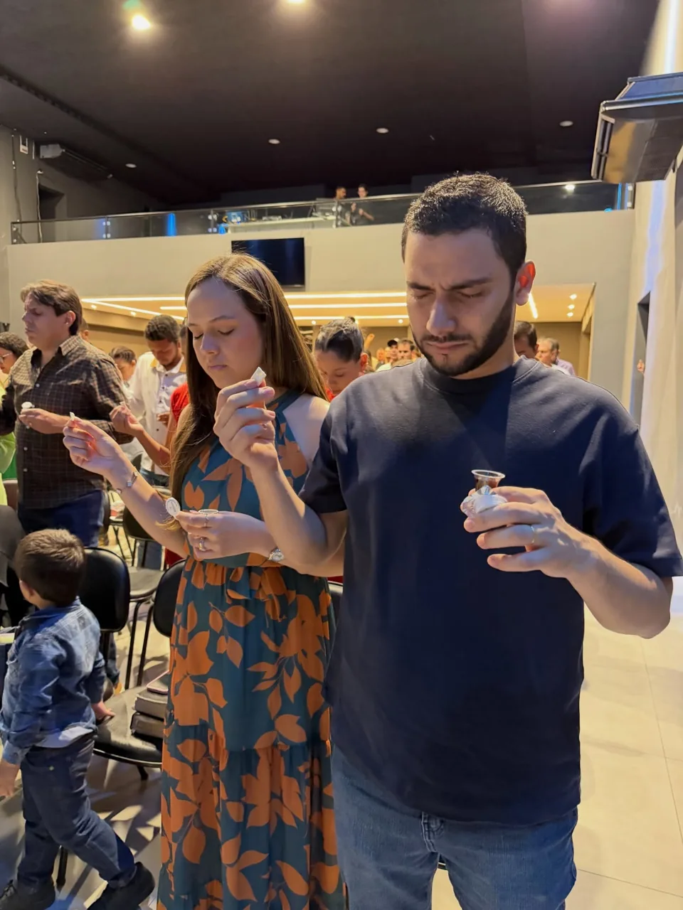 Participantes compartilhando a comunhão na celebração