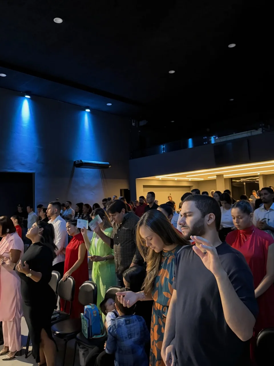 Pessoas reunidas no templo para celebrar